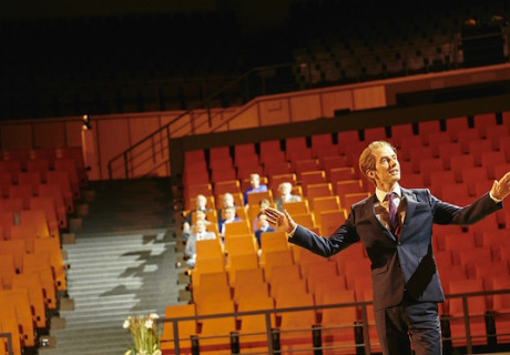 Nach den letzten Tagen – Ruhrtriennale – Christoph Marthaler und Stephanie Carp recyceln im Audimax der Bochumer Universität zur Eröffnung der Ruhrtriennale 2019 ihre 