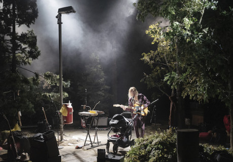 Die Nacht der von Neil Young Getöteten – Thalia Theater Hamburg – Sebastian Nübling findet entrückte Bilder für Navid Kermanis Porträt des Musikers