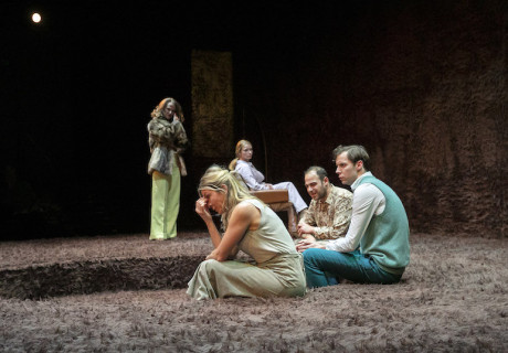 Nachtland – Schaubühne Berlin – Marius von Mayenburg stochert in der Nazi-Vergangenheit der Deutschen