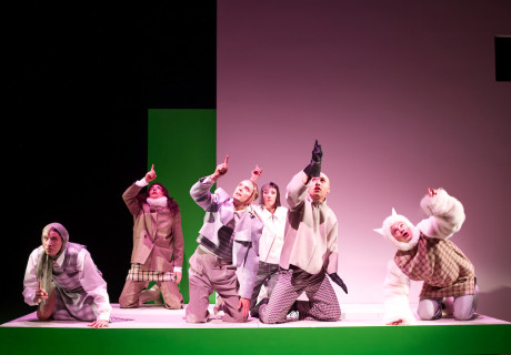 Die Nashörner – Münchner Volkstheater – Anna Marboes Pop-Erkundung ins Absurde Theater des Eugène Ionesco