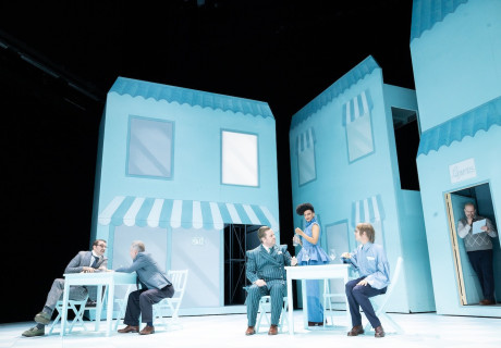 Die Nashörner – Düsseldorfer Schauspielhaus – Selen Kara inszeniert Eugène Ionescos Parabel auf die Selbstabschaffung des Menschen