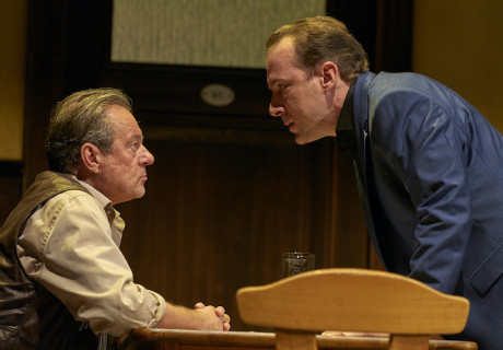 Nebenan – Burgtheater Wien – Martin Kušej inszeniert einen Filmstoff von Daniel Kehlmann