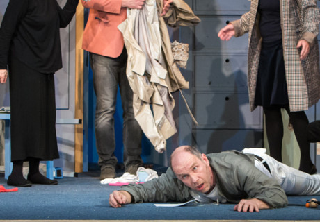 Nein zum Geld – Hamburger Kammerspiele – Der Regieaufschlag von Sewan Latchinian als neuem künstlerischer Ko-Leiter der Kammerspiele mit einer Farce von Flavia Coste 