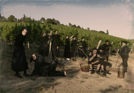 Das Dorf – Das Ensemble der Gruppe Nesterval lädt die Besucher*innen des Brut Wien auf eine immersive Landpartie ein