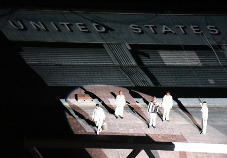 No Finer Way – Columbusbahnhof Bremerhaven – Auf eine Reise in die Vergangenheit von Bremerhavens Amerikaschifffahrt begibt sich die Freie Gruppe Das Letzte Kleinod