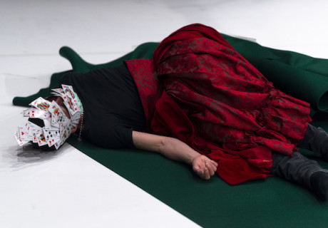 No Gambling / How to turn to stone – Festival Theaterformen – Zwei Performances über die Kraft der Assoziation von Julia Häusermann & Simone Aughterlony / Manuela Infante