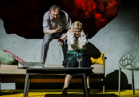 Non-existent – Staatstheater Mainz – Marc Becker inszeniert Natalka Vorozhbyts Stück über den bitteren Alltag mit dem Krieg