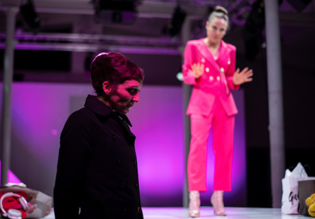 Nora – Theater Trier – Lajos Wenzel inszeniert Henrik Ibsen als Drama zwischen Influencer-Dasein und Selbstbestimmung