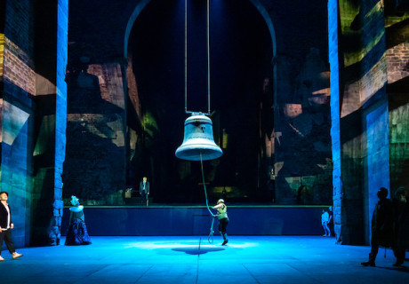 Notre Dame – Bad Hersfelder Festspiele – Intendant Joern Hinkel verheddert sich in Victor Hugos Romanvorlage