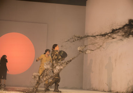 Öl der Erde – Staatsschauspiel Hannover – Armin Petras bringt Ella Hicksons Text als Aufstiegs- und Entwicklungsdrama zur deutschsprachigen Erstaufführung