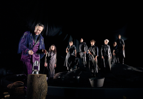 Öl der Erde – Theater Osnabrück – Julia Prechsl setzt Ella Hicksons (Wirtschafts-)Geschichte um ein Mutter-Tochter-Paar in Szene