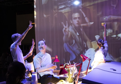 On Air On Fire – Theater an der Parkaue Berlin – Marion Brasch und Alexander Riemenschneider erzählen jungem Publikum von der Wendezeit beim DDR-Jugendradio DT64