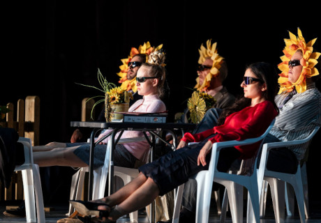 Operation Abendsonne – Staatstheater Kassel – Die Uraufführung von Dirk Lauckes Musiktheater-Groteske zur (Nicht)-Aufarbeitung rechtsextremer Gewalt in Deutschland findet das Große im Kleinen