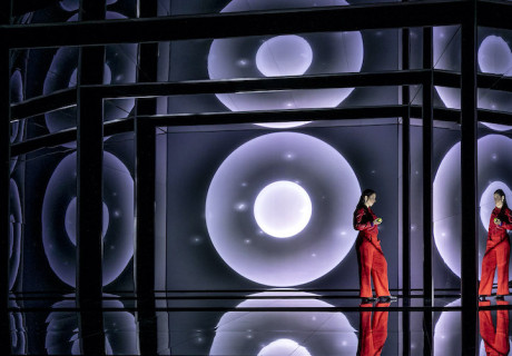 Operation Mindfuck – Maxim Gorki Theater Berlin – Yael Ronen über Fake News und Verschwörungstheorien