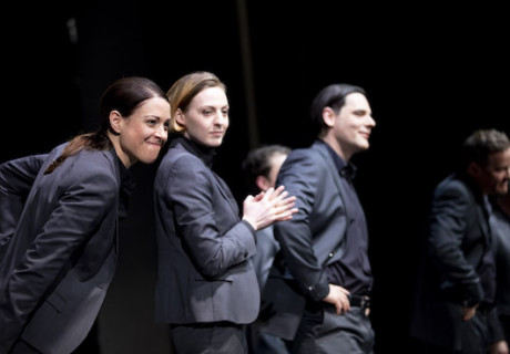 Die Opferung von Gorge Mastromas – In Lüneburg überzeugt Jakob Arnold mit Dennis Kellys Wirtschaftslehrstück