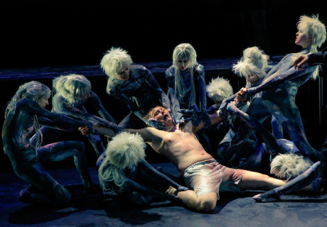 Die Orestie – Schauspiel Köln – Adena Jacobs will aus antikem Stoff ein feministisches Gesamtkunstwerk schaffen und verschweigt leider die Triggerwarnungen