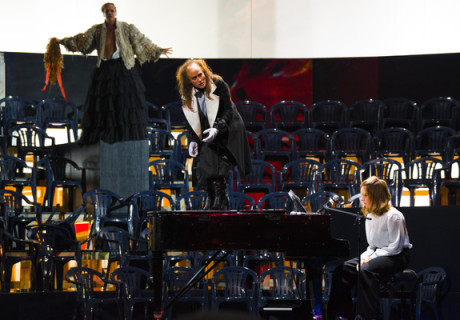 Orestie – Volksbühne Berlin – Thorleifur Örn Arnarsson zündelt zu Texten von Aischylos und Edward Albee mit einem Feuerwerk der Assoziationen