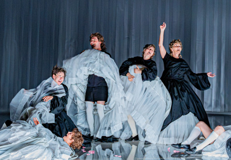 Orlando – Burgtheater Wien – Therese Willstedts Inszenierung macht Virginia Woolfs Kult-Roman zur Autobiographie einer multiplen Persönlichkeit