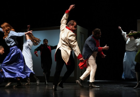 Orlando – Landestheater Schwaben – Martin Clausen inszeniert Virginia Woolfs Klassiker über fluide Gender-Zuordnungen