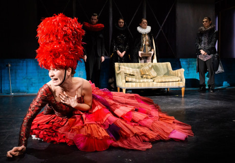 Orlando – Schauspielhaus Bochum – Martin Laberenz inszeniert Virginia Woolf als Spiel- und Spiegelkabinett