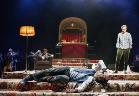 Panikherz – Am Berliner Ensemble verpasst Oliver Reese dem autobiographischen Roman von Benjamin von Stuckrad-Barre einen betulichen Anstrich