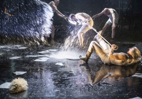 Peer Gynt – Schauspiel Bonn – Simon Solberg inszeniert Henrik Ibsens Sinnsucher auf der Überholspur