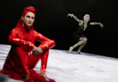 Phädra, in Flammen – Burgtheater Wien – Nino Haratischwilis Antikengemälde einer Midlife-Crisis kommt durch Tina Lanik zur österreichischen Erstaufführung