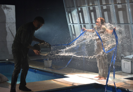 Theaterbrief aus Georgien – Die junge Theaterszene in Tiblissi sucht den Aufbruch Richtung Westen und hat noch an alten Sowjetrealitäten zu schleppen