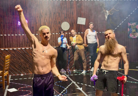 Pizza oder Eine Tür in der Dunkelheit tanzt nicht – Gold & Pech Theater Höf-Präbach – Nature Theatre of Oklahoma beseelen die Steiermark mit einem rätselhaften Musical