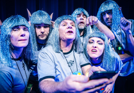 Planet B – Landestheater Tübingen – Thorsten Weckherlin inszeniert Yael Ronens und Itai Reichers Stück als bunte Artensterbenshow