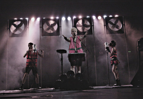 Playing on Nerves. A Punk Dream – HAU Berlin – Nicoleta Esinencu und ihr Theaterkollektiv teatru-spălătorie spielen ein lärmendes Konzert wider den Kapitalismus