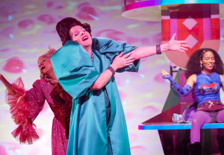 Porneia – Thalia Theater Hamburg – Isabelle Redfern zeigt Golda Bartons Komödie um die Machtkämpfe von Frauen