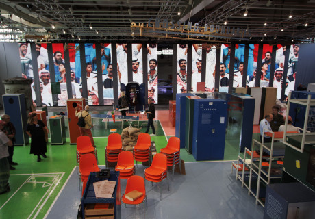 Prinzip Held* – Rimini Protokoll inszenieren in einem alten Flugzeughangar ein Forschungsprojekt zum Heldentum