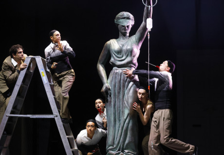 Prozess – Maxim Gorki Theater Berlin – Oliver Frljić inszeniert Franz Kafka mit Fokus auf die Schuldfrage 