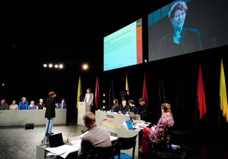 Prozess gegen Deutschland – Thalia Theater Hamburg – Milo Rau lässt im Theater ein AfD-Verbot prüfen