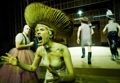 Publikumsbeschimpfung – Schauspiel Frankfurt – Claudia Bauer musikalisiert Peter Handkes legendären Text über das Theater