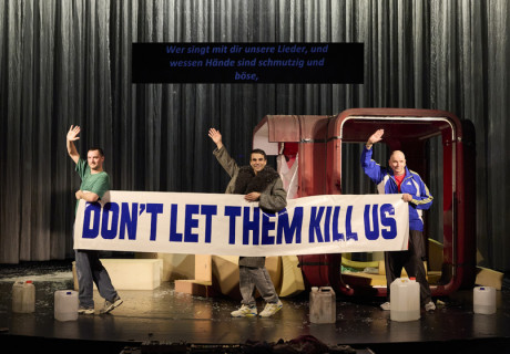 Radio Sarajevo – Landestheater Linz – Sara Ostertag bringt Tijan Silas autobiografischen Roman als österreichische Erstaufführung auf die Bühne  