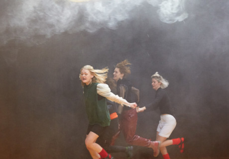 Die Räuberinnen – Münchner Kammerspiele – Leonie Böhm entdeckt in Schillers altem Sturm-und-Drang-Actionthriller das utopische Pathos der Schwesterbrüderlichkeit