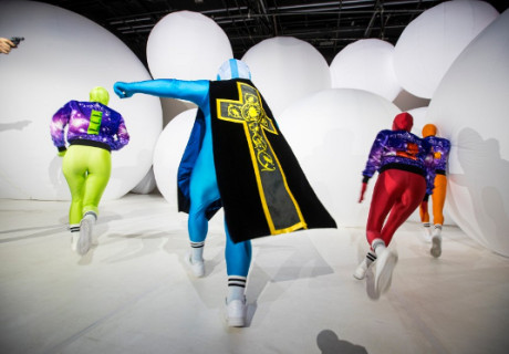 Rand – Schauspielhaus Wien – Tomas Schweigen spielt zur Uraufführung mit Miroslava Svolikovas Tetristextbausteinen