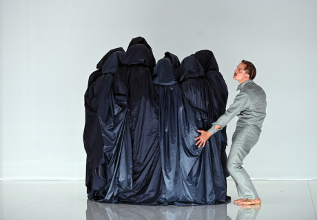 Reigen – Salzkammergut Festwochen Gmunden – Franz-Xaver Mayr versucht mit Schnitzlers Partner-wechsle-dich-Spiel eine Diskussion heutiger Beziehungsverhältnisse