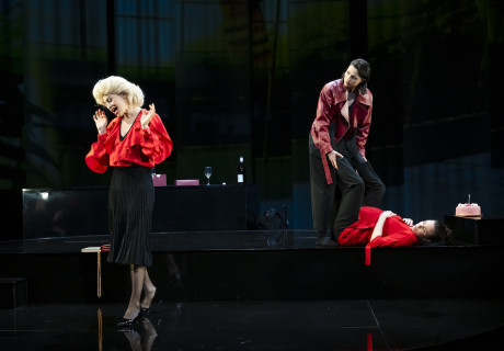 Replay – Schaubühne Berlin – Yael Ronen loopt vor deutsch-deutschem historischem Hintergrund Familiengeschichte(n)