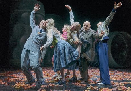 Kasimir und Karoline – Residenztheater München – Barbara Frey lässt mit Ödön von Horvaths Volksstück die Wiesn-Gemütlichkeit in Weltraumkälte erstarren