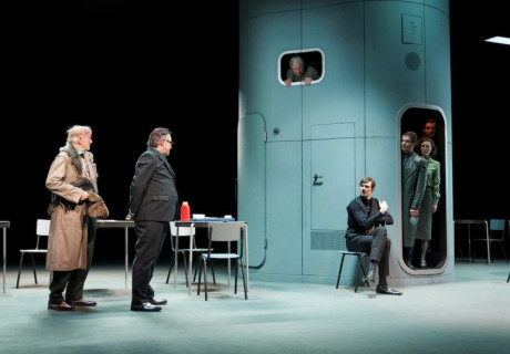 Der Revisor – Burgtheater Wien – Mateja Koležnik verpflanzt Gogols Stück in ein Setting von Kaltem Krieg und Realsozialismus 