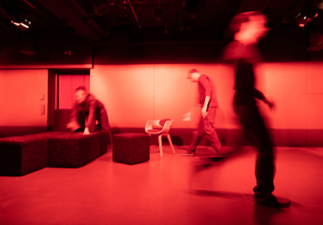 (R)EVOLUTION. Eine Anleitung zum Überleben im 21. Jahrhundert – Neue Bühne Villach – Michael Wegers Zweitaufführung einer Stückentwicklung von Yael Ronen und Dimitri Schaad 