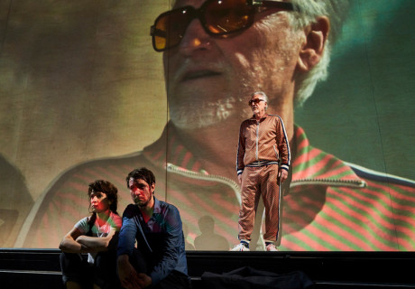 Revolution – Deutsches Schauspielhaus Hamburg – Dušan David Pařízek bringt Viktor Martinowitschs Roman über das Moskau der 2010er Jahre auf die Bühne