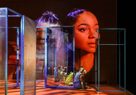 Rezitativ – Residenztheater München – Miriam Ibrahim inszeniert die einzige Kurzgeschichte von Toni Morrison