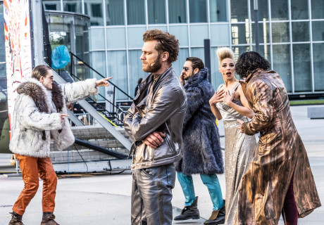 Das Rheingold. Eine andere Geschichte – Düsseldorfer Schauspielhaus – Roger Vontobel inszeniert die Uraufführung von Feridun Zaimoglus und Günter Senkels Wagner-Überschreibung als Open-Air-Spektakel