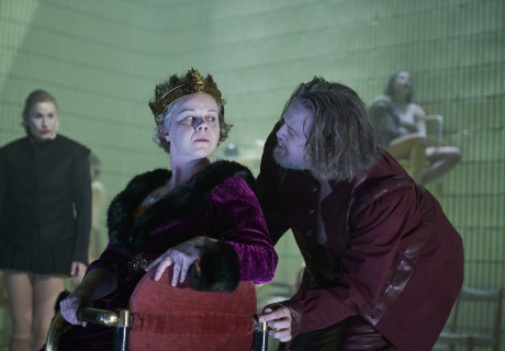 Richard III. – Burgtheater Wien – Wolfgang Menardi und das grandiose Schauspielensemble lesen Shakespeares Königsdrama als düstere Parabel