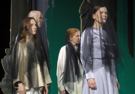 Il Ritorno/Das Jahr des magischen Denkens – Bayerische Staatsoper – Christopher Rüping führt Joan Didions Trauer-Memoiren und Claudio Monteverdis frühbarocke Odysseus-Oper zusammen