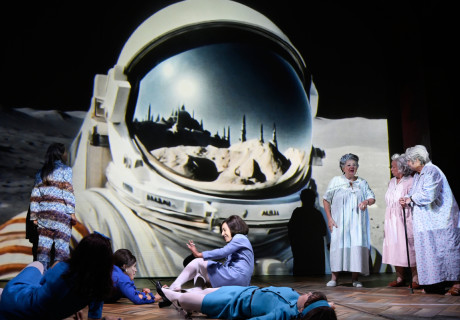 Das Rote Haus – Maxim Gorki Theater Berlin – Zur Eröffnung des Herbstsalons erzählen Ersan Mondtag und Till Briegleb mit Emine Sevgi Özdamar von einem Wohnheim für Arbeiterinnen aus der Türkei